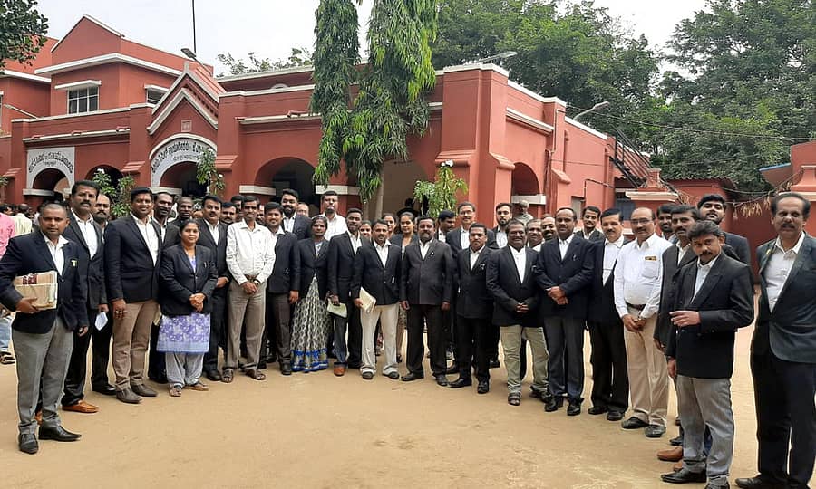 ವಕೀಲರು ನ್ಯಾಯಾಲಯ ಕಲಾಪ ಬಹಿಷ್ಕರಿಸಿ ಪ್ರತಿಭಟಿಸಿದರು
