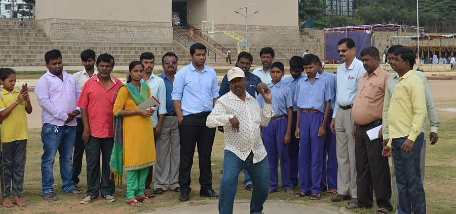 ಜಿಲ್ಲಾ ಕ್ರೀಡಾಂಗಣದಲ್ಲಿ ಶುಕ್ರವಾರ ನಡೆದ ಅಂಗವಿಕಲರ ಕ್ರೀಡಾಕೂಟದಲ್ಲಿ ಶಾಟ್ಪಟ್ ಥ್ರೋ ಮಾಡಿದ ಸ್ಪರ್ಧಿ