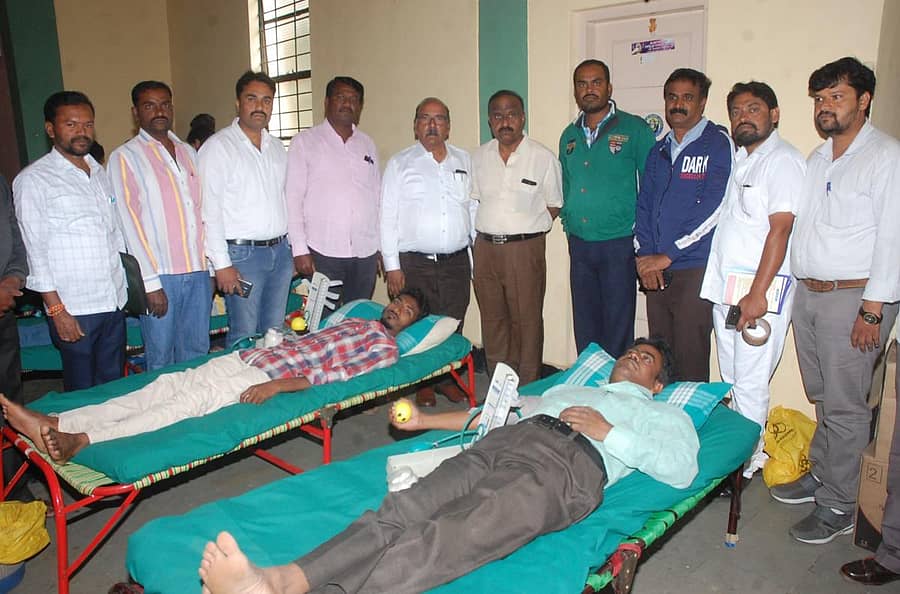 ಅಂಬೇಡ್ಕರ್ ಪರಿನಿರ್ವಾಣ ದಿನದ ಅಂಗವಾಗಿ ಕೋಲಾರದಲ್ಲಿ ಶುಕ್ರವಾರ ರಕ್ತದಾನ ಶಿಬಿರ ನಡೆಸಲಾಯಿತು.