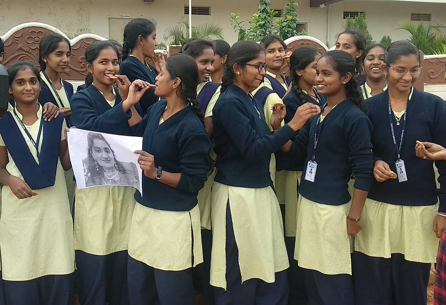 ನಗರದ ಬ್ಲೂಮ್ಸ್ ಕಾಲೇಜಿನ ವಿದ್ಯಾರ್ಥಿನಿಯರು ಪರಸ್ಪರ ಸಿಹಿ ತಿನ್ನಿಸಿ ಸಂಭ್ರಮಿಸಿದರು.