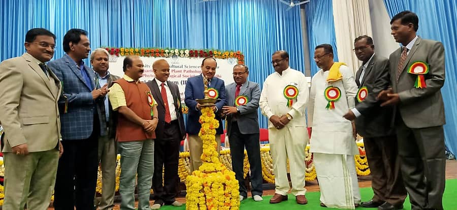 ರಾಯಚೂರು ಕೃಷಿ ವಿಜ್ಞಾನಗಳ ವಿಶ್ವವಿದ್ಯಾಲಯದ ಪ್ರೇಕ್ಷಾಗೃಹದಲ್ಲಿ ಶುಕ್ರವಾರ ಹಮ್ಮಿಕೊಂಡಿದ್ದ ಎರಡು ದಿನಗಳ ’ಸಸ್ಯರೋಗ ಶಾಸ್ತ್ರದ ವಿಚಾರ ಸಂಕಿರಣ’ವನ್ನು ಧಾರವಾಡದ ಕೃಷಿ ವಿಶ್ವವಿದ್ಯಾಲಯದ ಕುಲಪತಿ ಡಾ.ಎಂ.ಬಿ. ಚೆಟ್ಟಿ ಉದ್ಘಾಟಿಸಿದರು