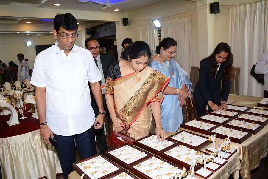 ವಿಜಯಪುರದ ಲೀಗ್ರೈಂಡಿ ಹೋಟೆಲ್‌ನಲ್ಲಿ ಶುಕ್ರವಾರ ಆರಂಭವಾದ ರಿಲಯನ್ಸ್ ಚಿನ್ನಾಭರಣ ಪ್ರದರ್ಶನ ಮತ್ತು ಮಾರಾಟಕ್ಕೆ ಶಾಸಕ ಸುನಿಲ್‌ಗೌಡ ಪಾಟೀಲ ಚಾಲನೆ ನೀಡಿ, ಆಭರಣಗಳನ್ನು ವೀಕ್ಷಿಸಿದರು