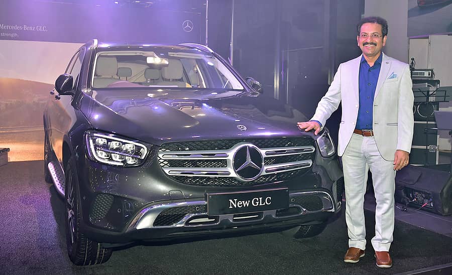 ‘ಮರ್ಸಿಡಿಸ್ ಬೆಂಜ್’ ಹೊಸ ವಿನ್ಯಾಸದ ‘ಎಸ್ಯುವಿ- ಜಿಎಲ್ಸಿ’ ಕಾರನ್ನು ಸುಂದರಂ ಮೋಟರ್ಸ್ನ ಸಿಇಒ ಎಸ್.ಎಸ್. ರಾಮಸುಬ್ರಮಣಿಯಂ ಅವರು ಶುಕ್ರವಾರ ಬಿಡುಗಡೆ ಮಾಡಿದರು
