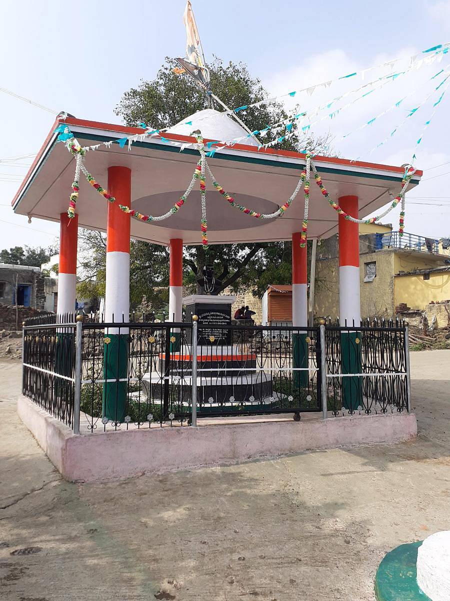 ತಿಕೋಟಾ ತಾಲ್ಲೂಕಿನ ಬಿಜ್ಜರಗಿ ಗ್ರಾಮದಲ್ಲಿರುವ ಗಾಂಧಿ ವೃತ್ತ