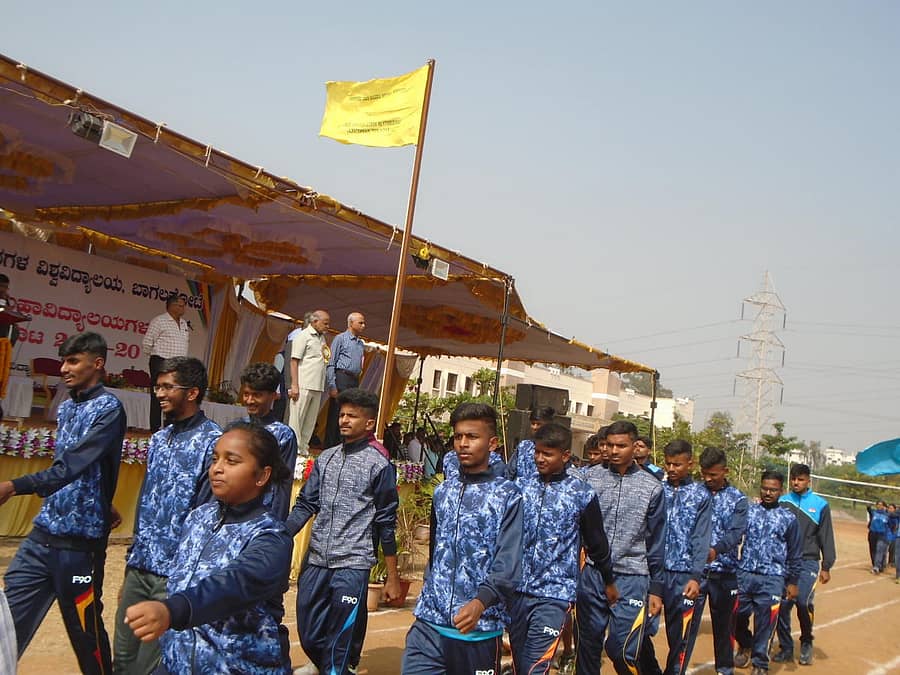 ಮುನಿರಾಬಾದ್ನ ತೋಟಗಾರಿಕೆ ಕಾಲೇಜು ಮೈದಾನದಲ್ಲಿ ಶನಿವಾರ ಅಂತರ ಕಾಲೇಜು ಕ್ರೀಡಾಕೂಟದಲ್ಲಿ ವಿದ್ಯಾರ್ಥಿಗಳು ಧ್ವಜವಂದನೆ ಸಲ್ಲಿಸಿದರು