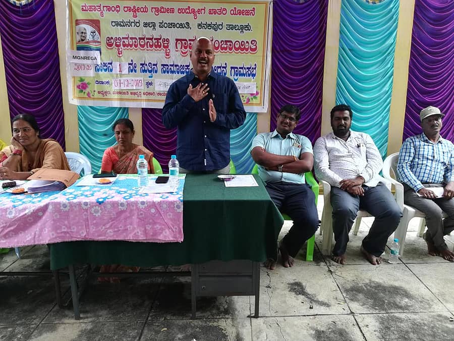 ಅಳ್ಳಿಮಾರನಹಳ್ಳಿಯಲ್ಲಿ ನಡೆದ ಸಮಾಜಿಕ ಲೆಕ್ಕಪರಿಶೋಧನಾ ಸಭೆಯಲ್ಲಿ ಶ್ರೀನಿವಾಸ್ ಮಾತನಾಡಿದರು