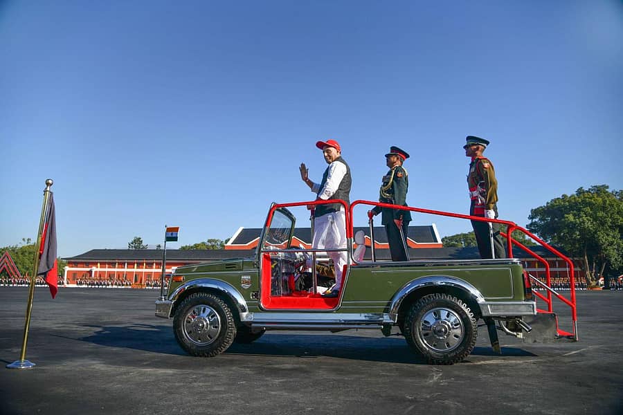 ಡೆಹ್ರಾಡೂನ್ ಐಎಂಎದಲ್ಲಿ ಶನಿವಾರ ನಡೆದ ಕೆಡೆಟ್ಗಳ ನಿರ್ಗಮನ ಪಥಸಂಚಲನ ಸಮಾರಂಭದಲ್ಲಿ ರಕ್ಷಣಾ ಸಚಿವ ರಾಜನಾಥ್ ಸಿಂಗ್ ಗೌರವ ವಂದನೆ ಸ್ವೀಕರಿಸಿದರು –ಪಿಟಿಐ ಚಿತ್ರ