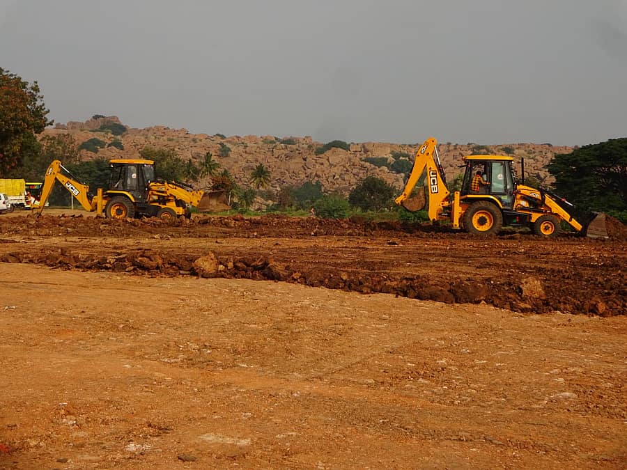 ಅಂಜನಾದ್ರಿಯಲ್ಲಿ ವಾಹನಗಳ ನಿಲುಗಡೆಗಾಗಿ ಸಿದ್ಧತೆ ಮಾಡುತ್ತಿರುವುದು