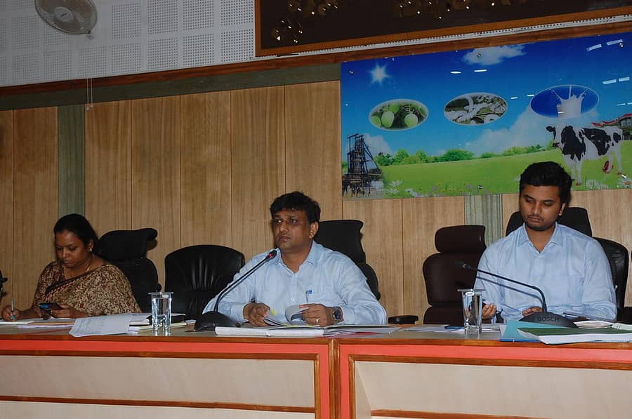 ಕೋಲಾರದ ಜಿಲ್ಲಾ ಪಂಚಾಯಿತಿ ಸಭಾಗಂಣದಲ್ಲಿ ಶನಿವಾರ ನಡೆದ ವಿವಿಧ ಇಲಾಖೆಗಳ ಪ್ರಗತಿ ಪರಿಶೀಲನಾ ಸಭೆಯಲ್ಲಿ ಜಿಲ್ಲಾಧಿಕಾರಿ ಜೆ.ಮಂಜುನಾಥ್ ಮಾತನಾಡಿದರು.