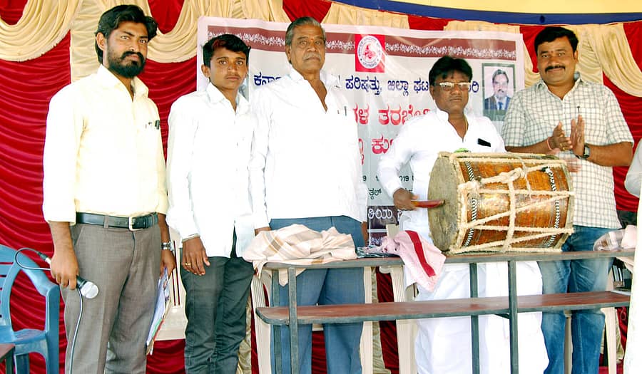 ಹುಣಸಗಿ ಸಮೀಪದ ದೇವತಕಲ್ಲ ಗ್ರಾಮದಲ್ಲಿ ಹಮ್ಮಿಕೊಂಡಿದ್ದ ಡೊಳ್ಳಿನ ತರಬೇತಿ ಶಿಬಿರಕ್ಕೆ ಜಿಲ್ಲಾ ಪಂಚಾಯಿತಿ ಮಾಜಿ ಅಧ್ಯಕ್ಷ ಯಲ್ಲಪ್ಪ ಕುರಕುಂದಿ ಚಾಲನೆ ನೀಡಿದರು