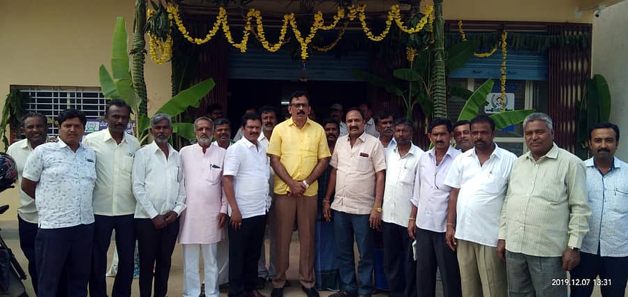 ಚನ್ನಪಟ್ಟಣ ತಾಲ್ಲೂಕಿನ ಕೋಡಂಬಹಳ್ಳಿ ಗ್ರಾಮದಲ್ಲಿ ಬಿಡಿಸಿಸಿ ಬ್ಯಾಂಕ್ ಶಾಖೆಗೆ ಬ್ಯಾಂಕಿನ ಜಿಲ್ಲಾ ಘಟಕದ ಅಧ್ಯಕ್ಷ ಎಸ್.ರವಿ ಚಾಲನೆ ನೀಡಿದರು