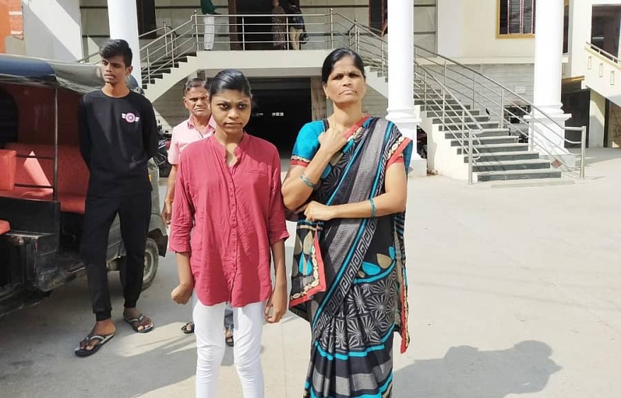 ರಾಯಚೂರಿನ ಜಿಲ್ಲಾ ಪಂಚಾಯಿತಿ ಕಚೇರಿ ಎದುರು ಶಿಕ್ಷಣ ಇಲಾಖೆಯು ಕಾನೂನು ಬಾಹಿರ ವರ್ಗಾವಣೆಯ ಕ್ರಮವನ್ನು ಖಂಡಿಸಿ ಶಿಕ್ಷಕಿ ಜೆ.ಶಾಂತಲಕ್ಷ್ಮಿ ತನ್ನ ಬುದ್ಧಿಮಾಂದ್ಯ ಮಗಳೊಂದಿಗೆ ಶನಿವಾರ ಪ್ರತಿಭಟನೆ ನಡೆಸಿದರು