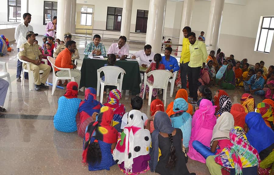 ಯಾದಗಿರಿ ತಾಲ್ಲೂಕಿನ ರಾಮಸಮುದ್ರ ಗ್ರಾಮದಲ್ಲಿ ವಿವಿಧ ಇಲಾಖೆ ಅಧಿಕಾರಿಗಳು ದಾಳಿ ನಡೆಸಿ ಇಲ್ಲಿನ ಜಿಲ್ಲಾಧಿಕಾರಿ ಕಚೇರಿಯಲ್ಲಿ ಶಾಲೆಬಿಟ್ಟ ಮಕ್ಕಳ ತಪಾಸಣೆ ನಡೆಸಿದರು