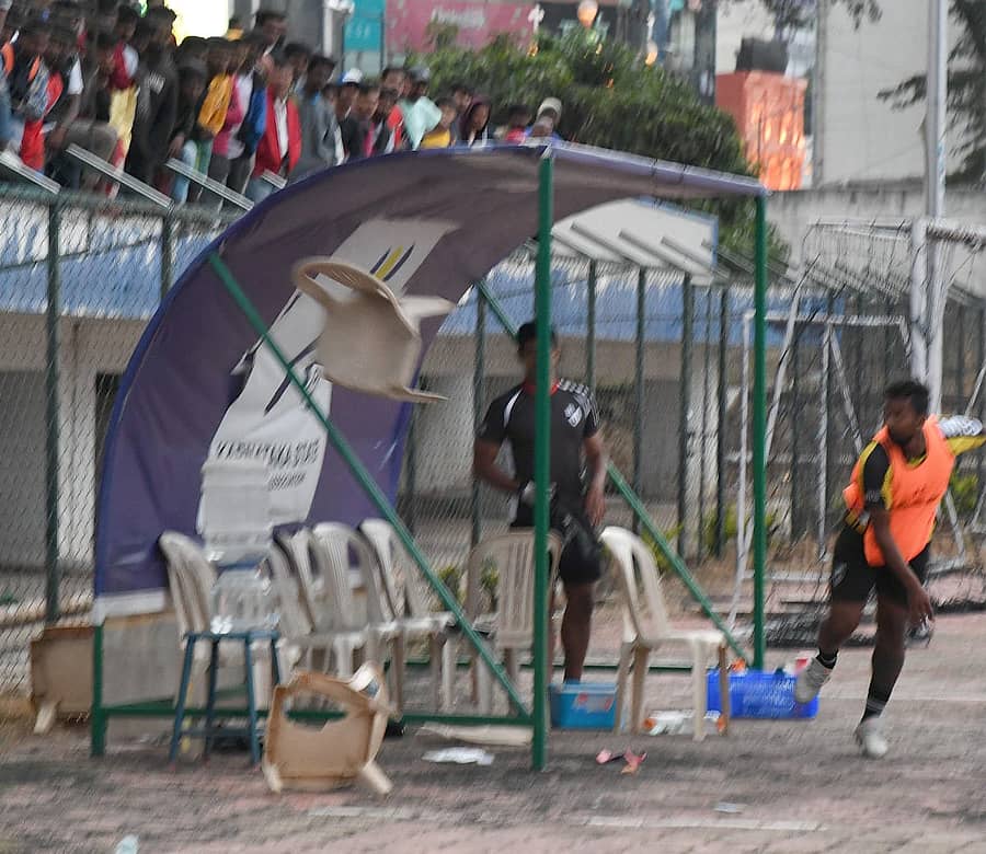 ಬೆಂಗಳೂರು ಯುನೈಟೆಡ್‌ ತಂಡದ ಆಟಗಾರ, ಕುರ್ಚಿ ಮುರಿದು ಹಾಕುತ್ತಿರುವುದು –ಪ್ರಜಾವಾಣಿ ಚಿತ್ರ