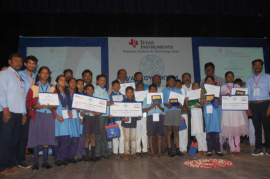 ಕೋಲಾರದಲ್ಲಿ ಅಗಸ್ತ್ಯ ಇಂಟರ್ ನ್ಯಾಷನಲ್ ಫೌಂಡೇಷನ್ನಿಂದ ಶನಿವಾರ ನಡೆದ ರಸಪ್ರಶ್ನೆ ಸ್ಪರ್ಧೆಯಲ್ಲಿ ವಿಜೇತರಾದ ಮಕ್ಕಳಿಗೆ ಬಹುಮಾನ ವಿತರಿಸಲಾಯಿತು.