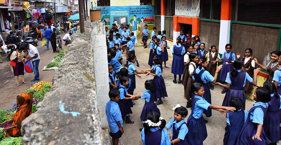 ಹುಬ್ಬಳ್ಳಿಯ ಜನತಾ ಬಜಾರ ಮಾರುಕಟ್ಟೆ ಬಳಿ ಸರ್ಕಾರಿ ಹಿರಿಯ ಪ್ರಾಥಮಿಕ ಶಾಲೆಯ ಕಿಷ್ಕಿಂಧೆಯಂತಿರುವ ಶಾಲಾ ಆವರಣದಲ್ಲೇ ಆಟವಾಡುತ್ತಿರುವ ಚಿಣ್ಣರು ಪ್ರಜಾವಾಣಿ ಚಿತ್ರ: ತಾಜುದ್ದೀನ್ ಆಜಾದ್