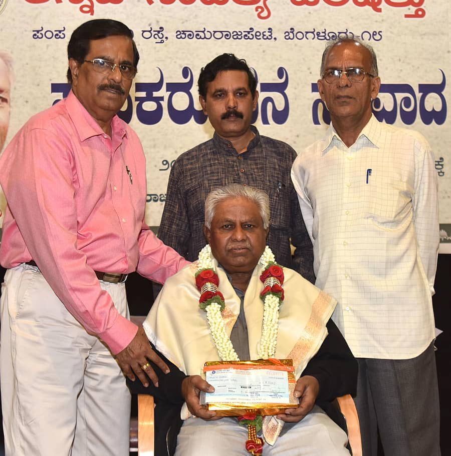 ಪರಿಷತ್ತಿನ ಅಧ್ಯಕ್ಷ ಡಾ.ಮನು ಬಳಿಗಾರ್ ಅವರು ಡಾ.ವಿ.ಜಿ.ಅಂದಾನಿ ಅವರನ್ನು ಸನ್ಮಾನಿಸಿದರು. ಗೌರವ ಕಾರ್ಯದರ್ಶಿ ರಾಜಶೇಖರ ಹತಗುಂದಿ ಮತ್ತು ಗೌರವ ಕೋಶಾಧ್ಯಕ್ಷ ಪಿ.ಮಲ್ಲಿಕಾರ್ಜುನಪ್ಪ ಇದ್ದರು -ಪ್ರಜಾವಾಣಿ ಚಿತ್ರ