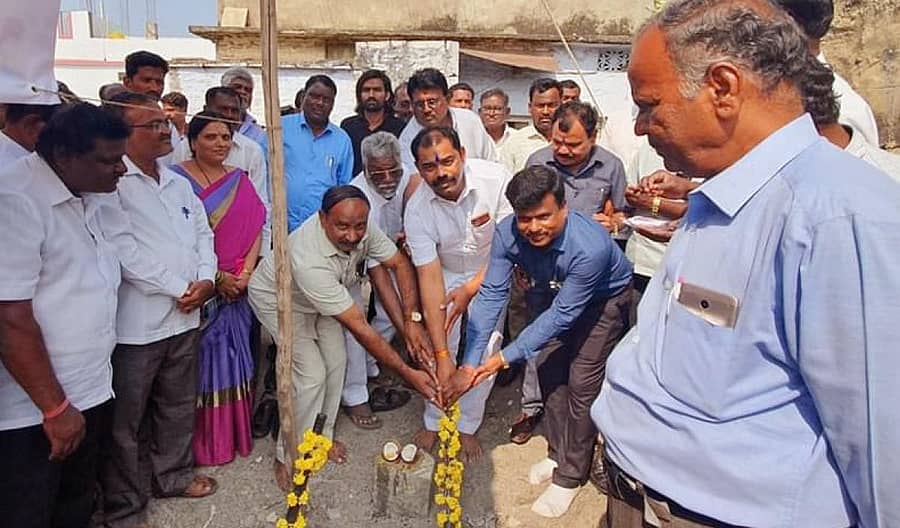 ಶಹಾಬಾದ್ನಲ್ಲಿ ನೂತನ ನಾಡಕಚೇರಿ ಕಟ್ಟಡ ನಿರ್ಮಾಣ ಕಾಮಗಾರಿಗೆ ಕಲಬುರ್ಗಿ ಗ್ರಾಮೀಣ ಮತಕ್ಷೇತ್ರದ ಶಾಸಕ ಬಸವರಾಜ ಮತ್ತಿಮೂಡ ಶುಕ್ರವಾರ ಭೂಮಿಪೂಜೆ ನೇರವೇರಿಸಿದರು