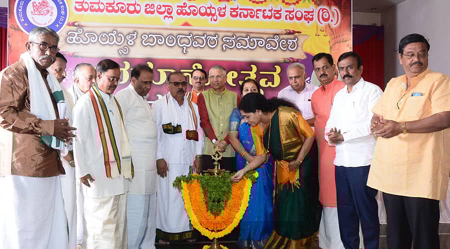 ಜಿಲ್ಲಾ ಹೊಯ್ಸಳ ಕರ್ನಾಟಕ ಸಂಘದ ದಶಮಾನೋತ್ಸವ ಹಾಗೂ ಹೊಯ್ಸಳ ಬಾಂಧವರ ಸಮಾವೇಶವನ್ನು ಗಣ್ಯರು ಉದ್ಘಾಟಿಸಿದರು.
