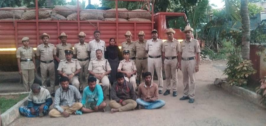 ಆರೋಪಿಗಳನ್ನು ತಾವರೆಕೆರೆ ಠಾಣೆಯ ಪೊಲೀಸರು ಬಂಧಿಸಿರುವುದು