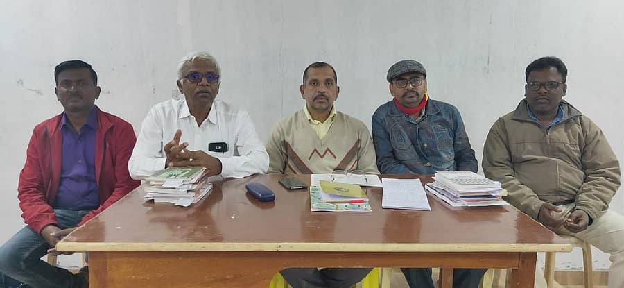 ಕೋಲಾರ ಹೊರವಲಯದ ತೇರಹಳ್ಳಿ ಆದಿಮ ಸಾಮಸ್ಕೃತಿಕ ಕೇಂದ್ರದಲ್ಲಿ ಭಾನುವಾರ ನಡೆದ ಸಿಐಟಿಯು ಬೆಂಗಳೂರು ಉತ್ತರ ಜಿಲ್ಲಾ ಸಮಿತಿಯ ಅಧ್ಯಯ ಶಿಬಿರದಲ್ಲಿ ಸಿಐಟಿಯು ರಾಜ್ಯ ಘಟಕದ ಉಪಾಧ್ಯಕ್ಷ ಕೆ.ಪ್ರಕಾಶ್ ಮಾತನಾಡಿದರು.