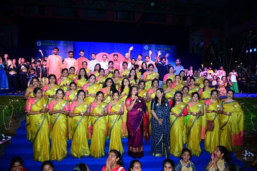 ಗ್ರೀನ್ ಬೆಲ್ ಶಾಲೆಯಲ್ಲಿ ನಡೆದ ವಾರ್ಷಿಕೋತ್ಸವ ಸಮಾರಂಭದಲ್ಲಿ ಮಾಲತಿ ಕೃಷ್ಣಮೂರ್ತಿ ಹೊಳ್ಳ ಮಾತನಾಡಿದರು