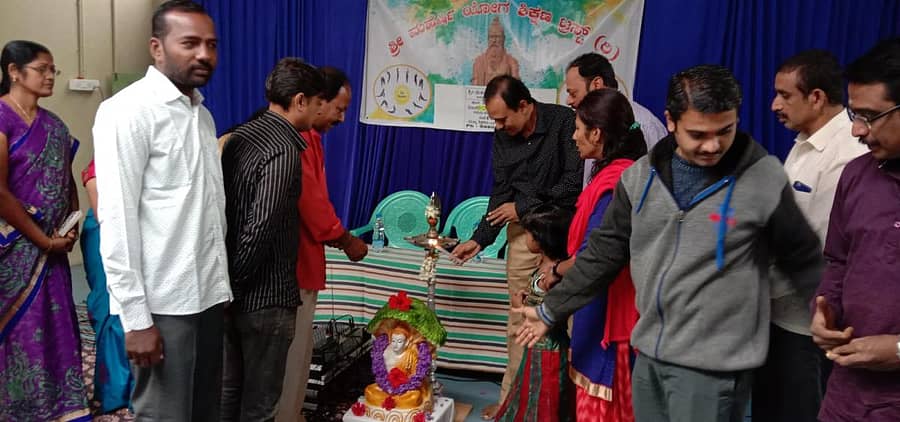 ಕೋಲಾರದ ಮಹರ್ಷಿ ಯೋಗಮಂದಿರದಲ್ಲಿ ಭಾನುವಾರ ಹಮ್ಮಕೊಂಡಿದ್ದ ೪ನೇ ಯೋಗ ಶಿಬಿರಕ್ಕೆ ಉಪನ್ಯಾಸಕ ರಮೇಶ್ ಕುಮಾರ್ ಚಾಲನೆ ನೀಡಿದರು.