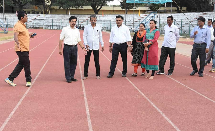 ಆರ್.ಎನ್. ಶೆಟ್ಟಿ ಕ್ರೀಡಾಂಗಣದಲ್ಲಿ ಸೋಮವಾರ ಆರಂಭವಾಗಲಿರುವ ಅಂತರ ಕಾಲೇಜು ಅಥ್ಲೆಟಿಕ್ ಚಾಂಪಿಯನ್ಷಿಪ್ನ ಸಿದ್ಧತೆಗಳನ್ನು ಆತಿಥ್ಯ ವಹಿಸಿರುವ ಜೆಎಸ್ಎಸ್ ಶಿಕ್ಷಣ ಸಂಸ್ಥೆಯ ವಿತ್ತಾಧಿಕಾರಿ ಡಾ. ಅಜಿತ್ ಪ್ರಸಾದ ವೀಕ್ಷಿಸಿದರು