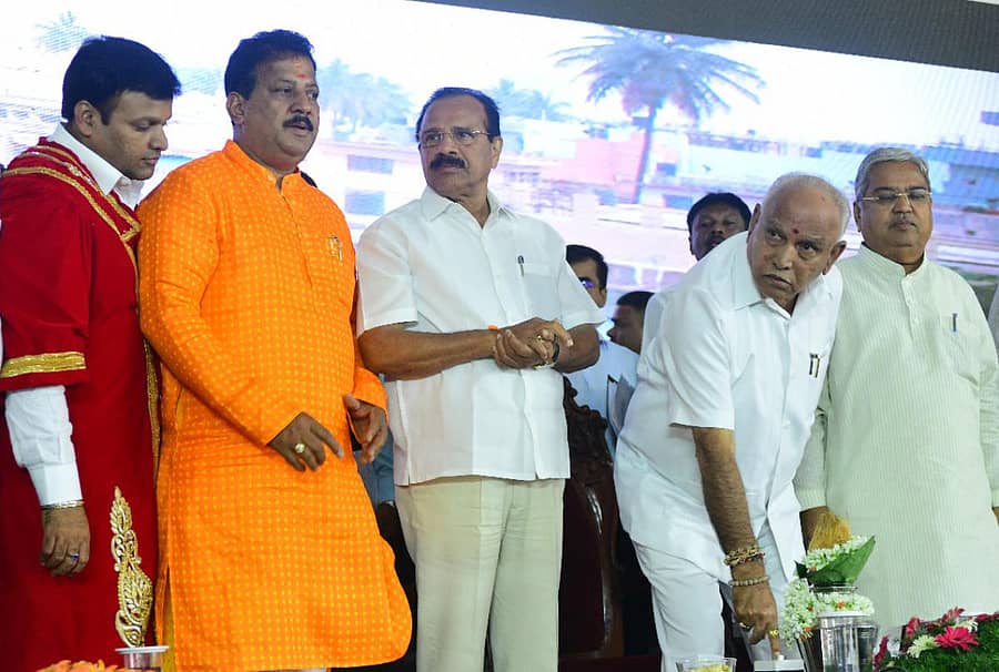 ವಿವಿಧ ಅಭಿವೃದ್ಧಿ ಕಾಮಗಾರಿಗಳಿಗೆ ಮುಖ್ಯಮಂತ್ರಿ ಬಿ.ಎಸ್.ಯಡಿಯೂರಪ್ಪ ಚಾಲನೆ ನೀಡಿದರು. ಮೇಯರ್ ಎಂ.ಗೌತಮ್‌ಕುಮಾರ್, ಶಾಸಕ ಎಸ್.ಆರ್. ವಿಶ್ವನಾಥ್, ಕೇಂದ್ರ ಸಚಿವ ಡಿ.ವಿ. ಸದಾನಂದಗೌಡ, ಉಪಮುಖ್ಯಮಂತ್ರಿ ಗೋವಿಂದ ಕಾರಜೋಳ ಇದ್ದರು