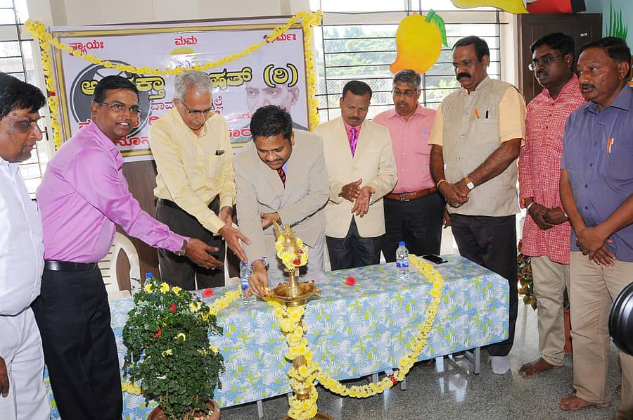 ದಾವಣಗೆರೆಯಲ್ಲಿ ಅಖಿಲ ಭಾರತೀಯ ಅಧಿವಕ್ತಾ ಪರಿಷತ್ ಕರ್ನಾಟಕದ ಜಿಲ್ಲಾ ಘಟಕದಿಂದ ರಾಷ್ಟ್ರೋತ್ಥಾನ ವಿದ್ಯಾಕೇಂದ್ರದಲ್ಲಿ ಭಾನುವಾರ ಕಾನೂನು ಕಾರ್ಯಾಗಾರವನ್ನು ಉದ್ಘಾಟಿಸಲಾಯಿತು.