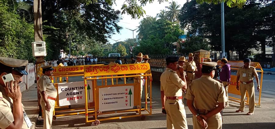 ಬೆಂಗಳೂರಿನ ಮೌಂಟ್ ಕಾರ್ಮೆಲ್ ಕಾಲೇಜಿನ ಮತ ಎಣಿಕೆ ಕೇಂದ್ರದ ಮುಂದೆ ಬಿಗಿ ಭದ್ರತೆ.