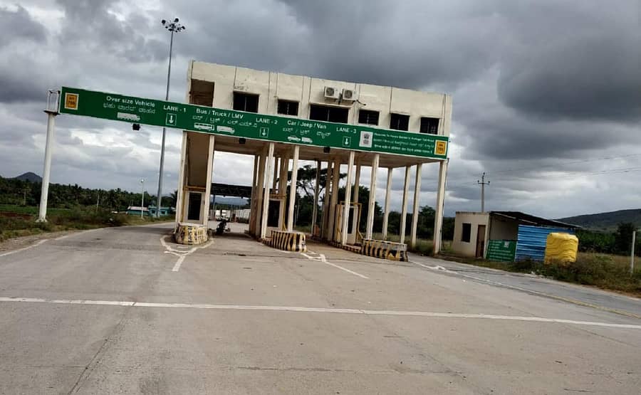 ಕಣ್ಣೇಗಾಲದ ಗ್ರಾಮದ ವ್ಯಾಪ್ತಿಯಲ್ಲಿ ನಿರ್ಮಿಸಲಾಗಿರುವ ಟೋಲ್ ಸಂಗ್ರಹ ಕೇಂದ್ರ