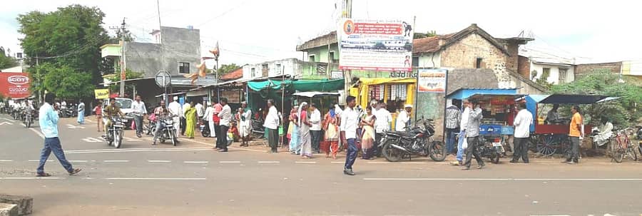 ಚಿಕ್ಕೋಡಿ ತಾಲ್ಲೂಕಿನ ಕಬ್ಬೂರ ಪಟ್ಟಣದಲ್ಲಿ ರಸ್ತೆ ಬದಿಯೇ ಪ್ರಯಾಣಿಕರು ಕಾಯುತ್ತಿದ್ದಾರೆ