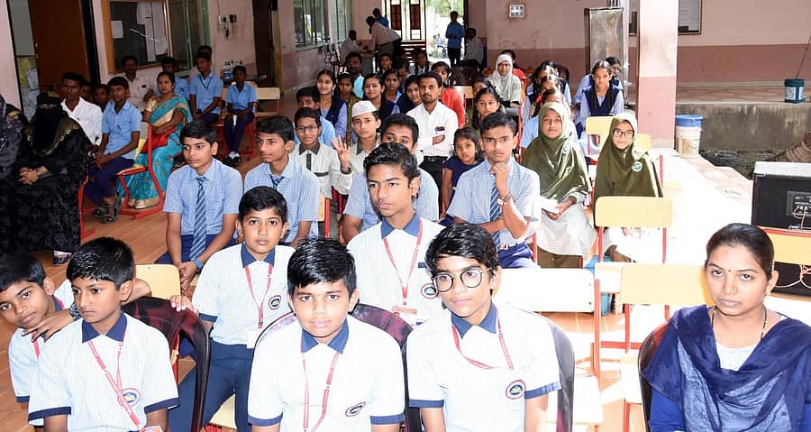 ಕಲಬುರ್ಗಿಯ ನಳಂದ ಪದವಿಪೂರ್ವ ಕಾಲೇಜಿನಲ್ಲಿ ಆಯೋಜಿಸಿದ್ದ ವಿಜ್ಞಾನ ಸಮಾವೇಶದಲ್ಲಿ ಭಾಗವಹಿಸಿದ್ದ ವಿದ್ಯಾರ್ಥಿಗಳು ಹಾಗೂ ಶಿಕ್ಷಕ ಸಿಬ್ಬಂದಿ