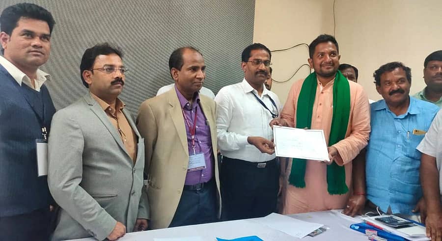 ಚುನಾವಣಾಧಿಕಾರಿ ನಾಗರಾಜ್ ವಿಜೇತ ಅಭ್ಯರ್ಥಿ ಶರತ್ ಬಚ್ಚೇಗೌಡಗೆ ಪ್ರಮಾಣ ಪತ್ರ ನೀಡಿದರು