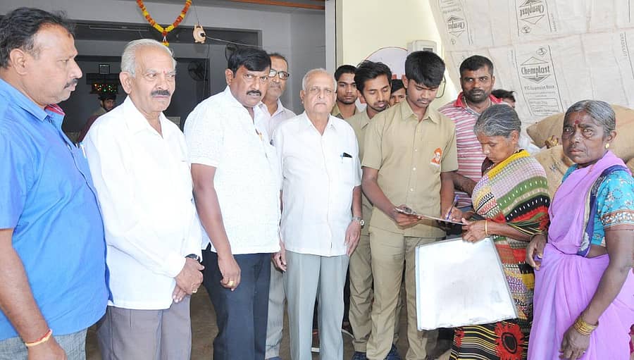 ಅಭಿಯಾನದಲ್ಲಿ ಪಾಲ್ಗೊಂಡಿದ್ದ ಮುಖಂಡರು, ಮಹಿಳೆಯರಿಂದ ಸಹಿ ಪಡೆದರು.