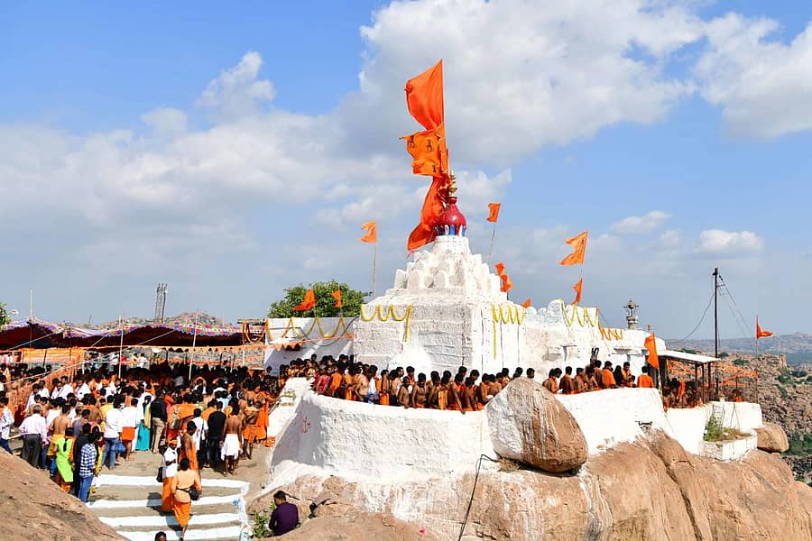 ಕೊಪ್ಪಳ ಜಿಲ್ಲೆಯ ಗಂಗಾವತಿ ತಾಲ್ಲೂಕಿನ ಅಂಜನಾದ್ರಿ ಬೆಟ್ಟದಲ್ಲಿ ಹನುಮ ಜಯಂತಿ ಪ್ರಯುಕ್ತ ಹನುಮಮಾಲಾಧಾರಿಗಳು ಆಂಜನೇಯನ ದರ್ಶನಕ್ಕೆ ಸರತಿಯಲ್ಲಿ ನಿಂತಿರುವುದು