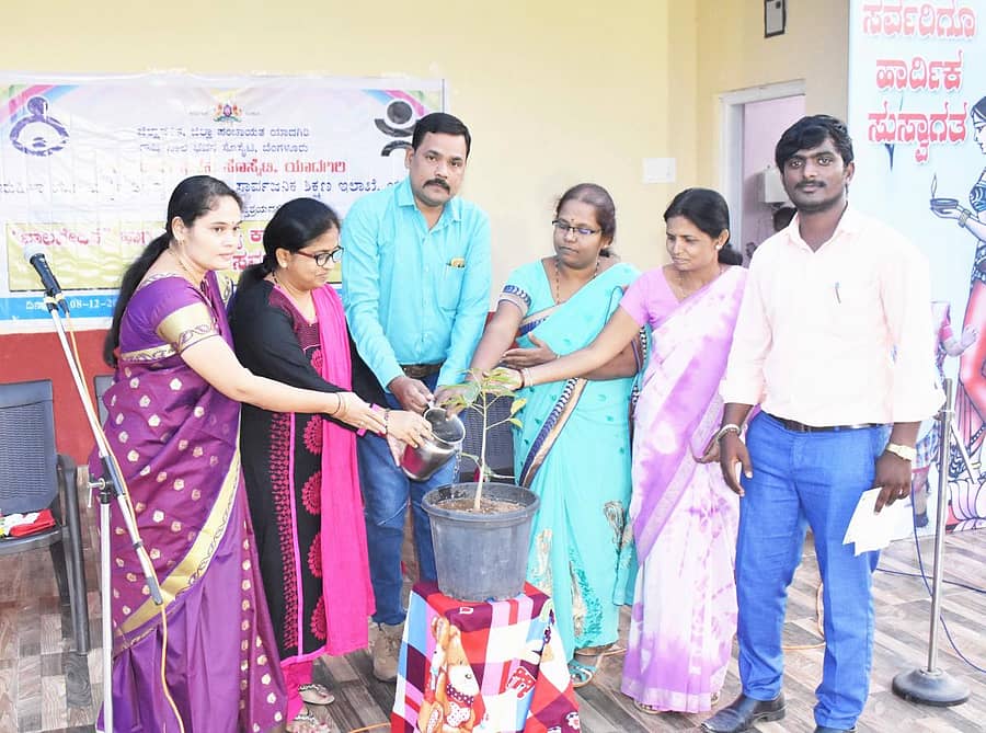 ಯಾದಗಿರಿಯ ಲುಂಬಿನಿ ಉದ್ಯಾನದಲ್ಲಿ ಹಮ್ಮಿಕೊಂಡಿದ್ದ ಬಾಲವೇದಿಕೆ ಹಾಗೂ ವಾರಾಂತ್ಯವನ್ನು ಕಾರ್ಯಾಗಾರವನ್ನು ಜಿಲ್ಲಾ ಮಕ್ಕಳ ಕಲ್ಯಾಣ ಸಮಿತಿ ಅಧ್ಯಕ್ಷ ಡಾ.ಹಣಮಂತ್ರಾಯ ಕರಡಿ ಉದ್ಘಾಟಿಸಿದರು