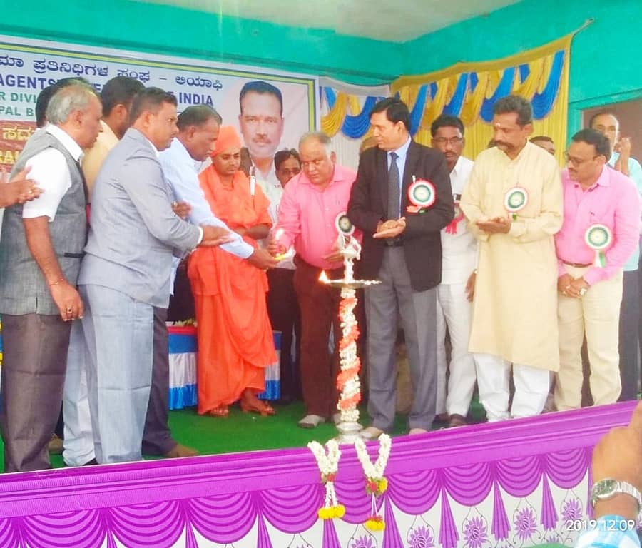 ಕೊಪ್ಪಳ ಮಳೆಮಲ್ಲೇಶ್ವರ ದೇವಸ್ಥಾನದ ಸಭಾಂಗಣದಲ್ಲಿ ಮಂಗಳವಾರ ನಡೆದ ರಾಯಚೂರು ವಿಭಾಗೀಯ ಪ್ರತಿನಿಧಿಗಳ (ಲಿಯಾಫಿ) ಸಮಾವೇಶವನ್ನು ಅಭಿನವ ಗವಿಸಿದ್ಧೇಶ್ವರ ಸ್ವಾಮೀಜಿ ಉದ್ಘಾಟಿಸಿದರು