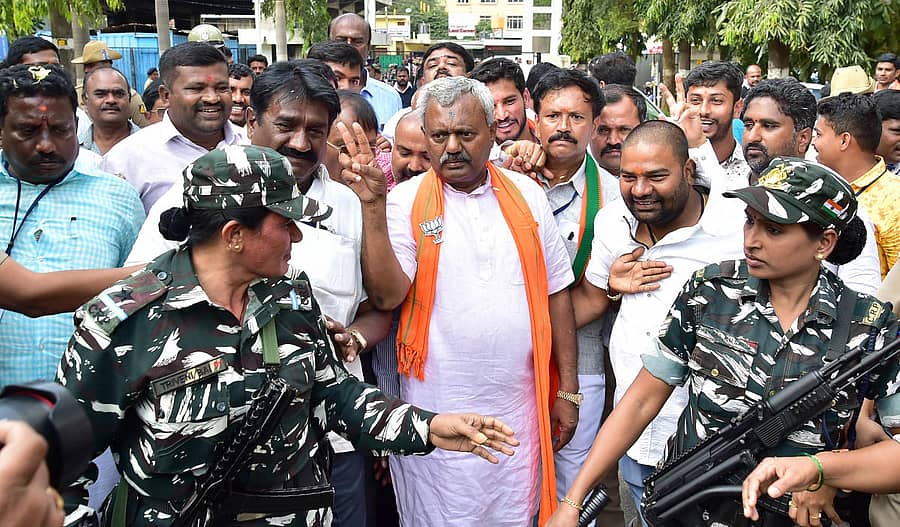 ಫಲಿತಾಂಶ ಹೊರಬೀಳುತ್ತಿದ್ದಂತೆ ಮತ ಎಣಿಕೆ ಕೇಂದ್ರಕ್ಕೆ ಬಂದ ಬಿಜೆಪಿ ಅಭ್ಯರ್ಥಿ ಎಸ್‌.ಟಿ.ಸೋಮಶೇಖರ್ ಅವರು ಗೆಲುವಿನ ಸಂಕೇತ ತೋರಿಸುತ್ತ ಕೇಂದ್ರದೊಳಗೆ ಹೋದರು – ಪ್ರಜಾವಾಣಿ ಚಿತ್ರ