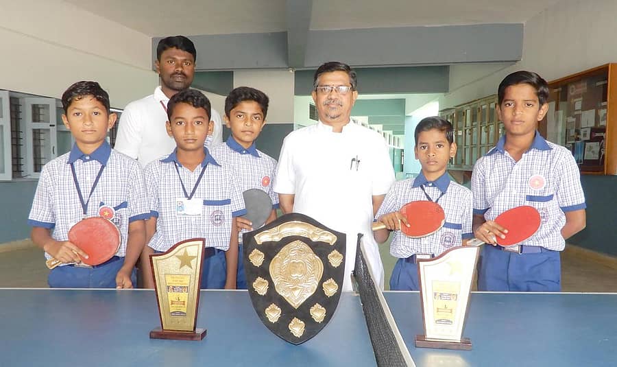 ರಾಜ್ಯಮಟ್ಟದ ಟೇಬಲ್ ಟೆನ್ನಿಸ್ನಲ್ಲಿ ಉತ್ತಮ ಪ್ರದರ್ಶನ ನಿಡಿದ ತಂಡದೊಂದಿಗೆ ‘ಪ್ರಸಿದ್ಧಿ’ ಶಾಲೆಯ ಆಡಳಿತಾಧಿಕಾರಿ ಜಿ.ಲಿಂಗು ಮತ್ತು ದೈಹಿಕ ಶಿಕ್ಷಣ ಶಿಕ್ಷಕ ಸಿ.ಎನ್.ದೊಡ್ಡ ಬಸವರಾಜ
