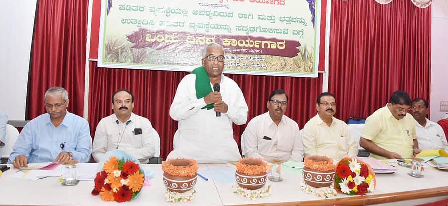 ಜಂಟಿ ಕೃಷಿ ನಿರ್ದೇಶಕರ ಕಚೇರಿ ವತಿಯಿಂದ ಮೈಸೂರಿನ ಕೃಷಿ ಮಾರಾಟ ಅಧ್ಯಯನ ಸಂಸ್ಥೆಯಲ್ಲಿ ಮಂಗಳವಾರ ಏರ್ಪಡಿಸಿದ್ದ ಕೃಷಿ ಪಡಿತರ ವ್ಯವಸ್ಥೆಯಲ್ಲಿ ಅವಶ್ಯವಿರುವ ಆಹಾರ ಧಾನ್ಯಗಳನ್ನು ಉತ್ಪಾದಿಸಿ ವ್ಯವಸ್ಥೆಯನ್ನು ಸದೃಢಗೊಳಿಸುವ ಕುರಿತ ಒಂದು ದಿನದ ಕಾರ್ಯಾರ್ಗಾರದಲ್ಲಿ ಕೃಷಿ ಬೆಲೆ ಆಯೋಗದ ಅಧ್ಯಕ್ಷ ಹನುಮನಗೌಡ ಬೆಳಗುರ್ಕಿ ಮಾತನಾಡಿದರು.