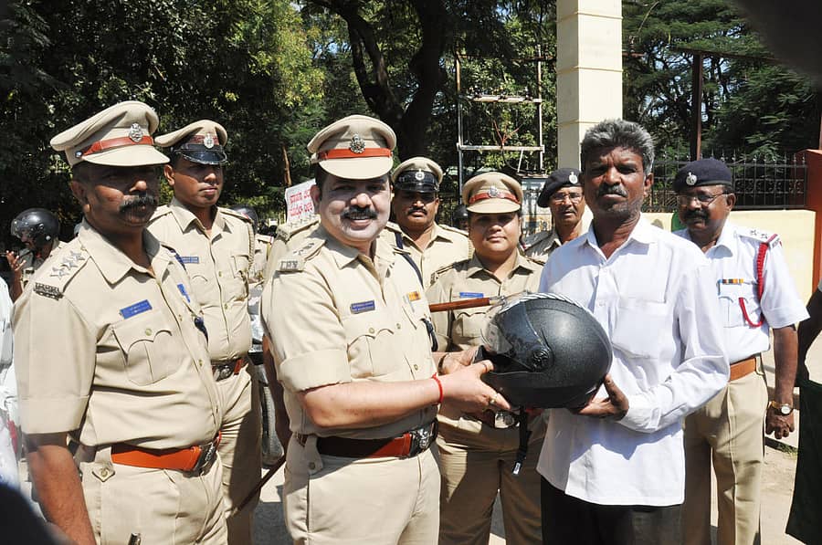 ಜಿಲ್ಲಾ ಪೊಲೀಸ್‌ ವರಿಷ್ಠಾಧಿಕಾರಿ ಎಚ್‌.ಡಿ.ಆನಂದ ಕುಮಾರ್‌ ಅವರು ಸವಾರರೊಬ್ಬರಿಗೆ ಹೆಲ್ಮೆಟ್‌ ನೀಡಿದರು