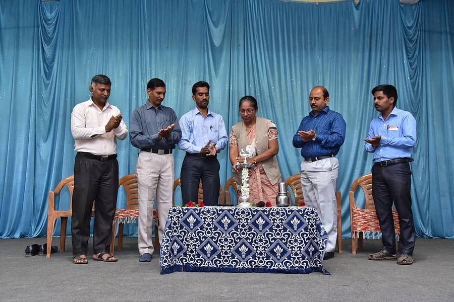 ಬೆಳಗಾವಿಯ ಉಷಾತಾಯಿ ಬಾಲಕಿಯರ ಪ್ರೌಢಶಾಲೆಯಲ್ಲಿ ಮಂಗಳವಾರ ನಡೆದ ಇಂಗ್ಲಿಷ್ ಕಾರ್ಯಾಗಾರವನ್ನು ಡಿಡಿಪಿಐ ಕಚೇರಿಯ ಇಂಗ್ಲಿಷ್ ಪರಿವೀಕ್ಷಕಿ ಎಂ.ಎನ್. ಪಾಟೀಲ ಉದ್ಘಾಟಿಸಿದರು. ಐ.ಡಿ. ಹಿರೇಮಠ, ಭಾಸ್ಕರ ದೇಶಪಾಂಡೆ, ಎಂ.ವೈ. ಕಡಕೊಳ, ಎಂ.ಕೆ. ಮಾದಾರ, ಎಸ್.ಜೆ. ಪಾಟೀಲ ಇದ್ದಾರೆ