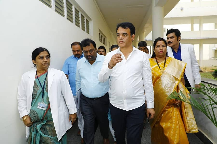 ಕಾರವಾರದ ವೈದ್ಯಕೀಯ ವಿಜ್ಞಾನ ಸಂಸ್ಥೆಗೆ ಮಂಗಳವಾರ ಭೇಟಿ ನೀಡಿದ ಉಪಮುಖ್ಯಮಂತ್ರಿ ಅಶ್ವತ್ಥ ನಾರಾಯಣ, ಸೌಲಭ್ಯಗಳ ಪರಿಶೀಲನೆ ನಡೆಸಿದರು. ಶಾಸಕಿ ರೂಪಾಲಿ ನಾಯ್ಕ ಚಿತ್ರದಲ್ಲಿದ್ದಾರೆ.