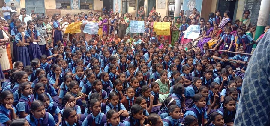 ಬೆಳಗಾವಿಯ ವಡಗಾವಿಯ ಕನ್ನಡ ಮಾಧ್ಯಮ ಬಾಲಕಿಯರ ಸರ್ಕಾರಿ ಪ್ರಾಥಮಿಕ ಶಾಲೆ ವಿದ್ಯಾರ್ಥಿಗಳು ಮತ್ತು ಪೋಷಕರು ಮುಖ್ಯಶಿಕ್ಷಕಿ ವರ್ಗಾವಣೆಗೆ ಆಗ್ರಹಿಸಿ ಶಾಲೆ ಆವರಣದಲ್ಲಿ ಮಂಗಳವಾರ ಪ್ರತಿಭಟನೆ ನಡೆಸಿದರು