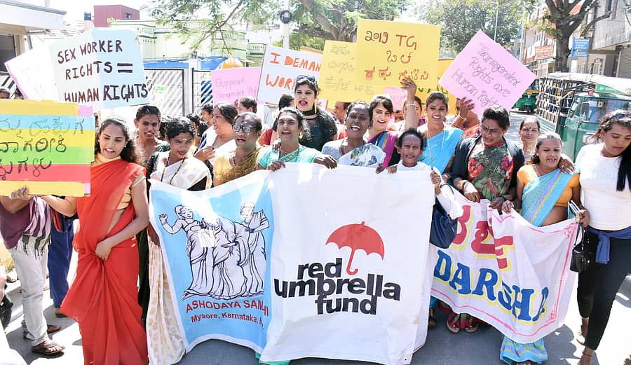 ಕೇಂದ್ರ ಸರ್ಕಾರ ಜಾರಿಗೆ ತರುತ್ತಿರುವ ತೃತೀಯ ಲಿಂಗಿಗಳ ಮಸೂದೆ ವಿರುದ್ಧ ಆಶೋದಯ ಸಮಿತಿಯ ನೇತೃತ್ವದಲ್ಲಿ ತೃತೀಯ ಲಿಂಗಿಗಳು ನಗರದಲ್ಲಿ ಮಂಗಳವಾರ ಪ್ರತಿಭಟನಾ ಜಾಥಾ ನಡೆಸಿದರು.