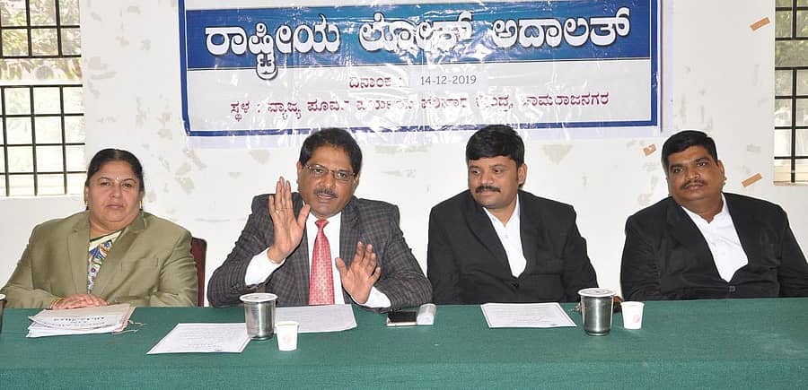 ಪತ್ರಿಕಾಗೋಷ್ಠಿಯಲ್ಲಿ ಪ್ರಧಾನ ಜಿಲ್ಲಾ ಮತ್ತು ಸೆಷನ್ಸ್‌ ನ್ಯಾಯಾಧೀಶ ಡಿ.ವಿ.ಪಾಟೀಲ ಅವರು ಲೋಕ ಅದಾಲತ್‌ ಕುರಿತು ಮಾಹಿತಿ ನೀಡಿದರು