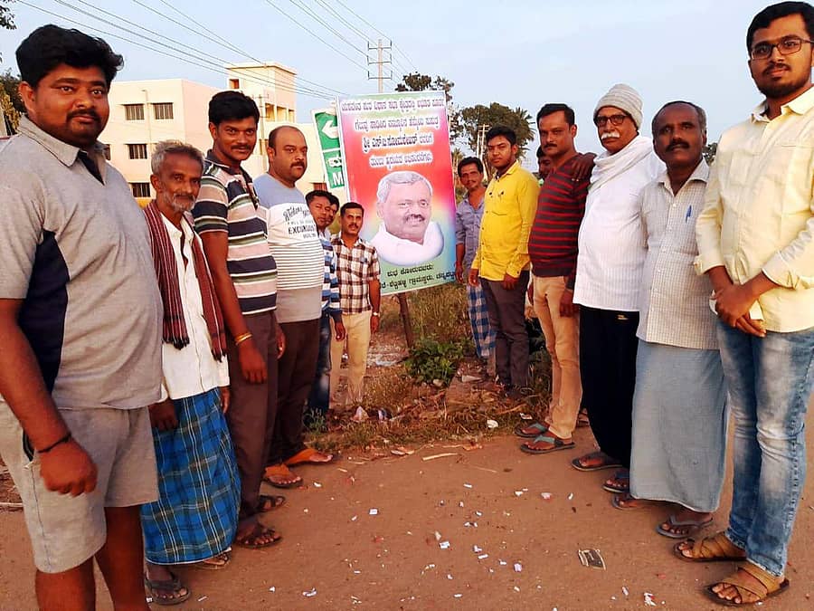 ಚನ್ನಪಟ್ಟಣ ತಾಲ್ಲೂಕಿನ ಮತ್ತೀಕೆರೆ ಶೆಟ್ಟಿಹಳ್ಳಿ ಗ್ರಾಮದಲ್ಲಿ ಎಸ್.ಟಿ.ಸೋಮಶೇಖರ್ ಗೆಲುವಿಗೆ ಪಟಾಕಿ ಸಿಡಿಸಿ ಸಂಭ್ರಮಾಚರಣೆ ಮಾಡಲಾಯಿತು