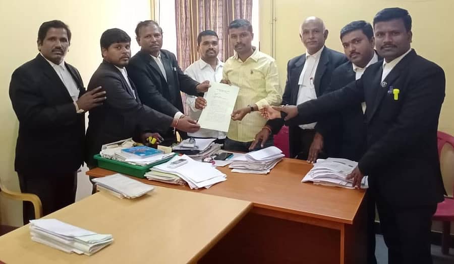 ಅಖಿಲ ಭಾರತ ವಕೀಲರ ಸಂಘ ಜಿಲ್ಲಾ ಸಮಿತಿಯ ಪದಾಧಿಕಾರಿಗಳು ಮಂಗಳವಾರ ಹೊಸಪೇಟೆಯಲ್ಲಿ ಉಪ ತಹಶೀಲ್ದಾರ್‌ ಅಮರನಾಥ ಅವರಿಗೆ ಮನವಿ ಪತ್ರ ಸಲ್ಲಿಸಿದರು